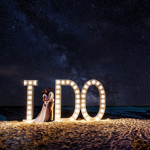 Romantic night wedding photo ideas with light