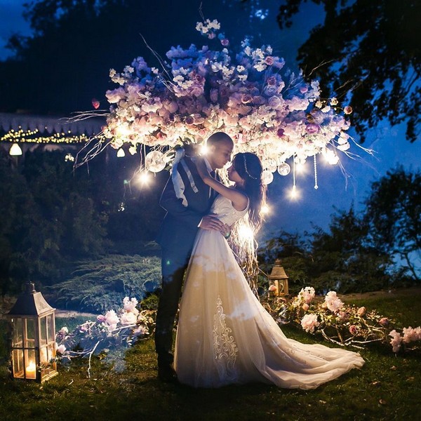 Romantic night wedding photo ideas with light