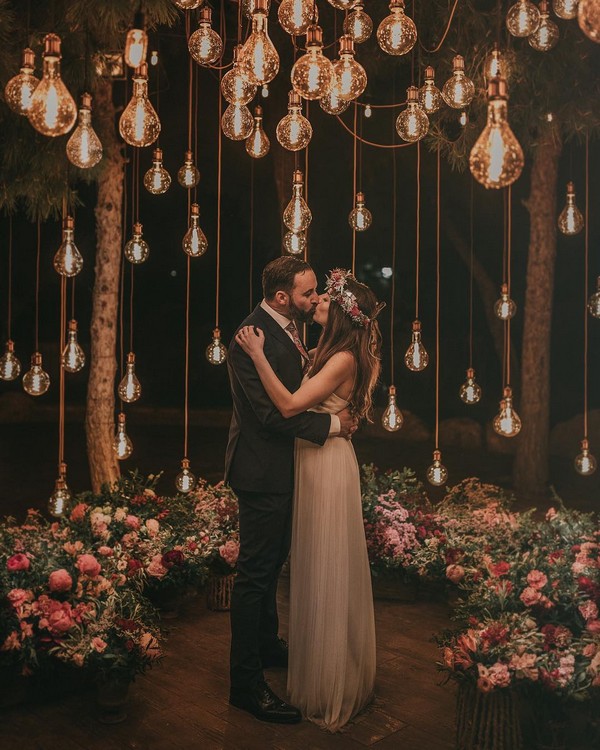 Romantic night wedding photo ideas with light