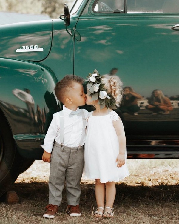 Wedding photo ideas - ring bearer kiss flower girl