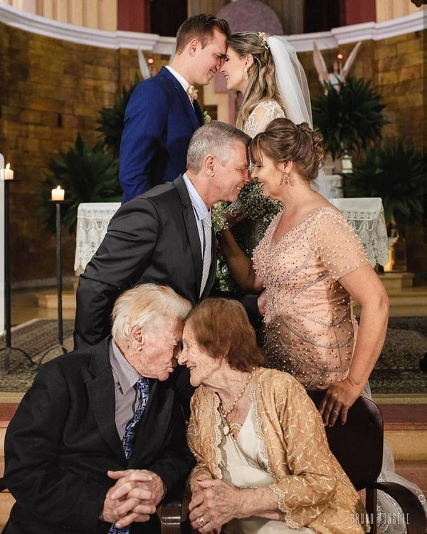 Wedding photo ideas- with your mom and grandma 4