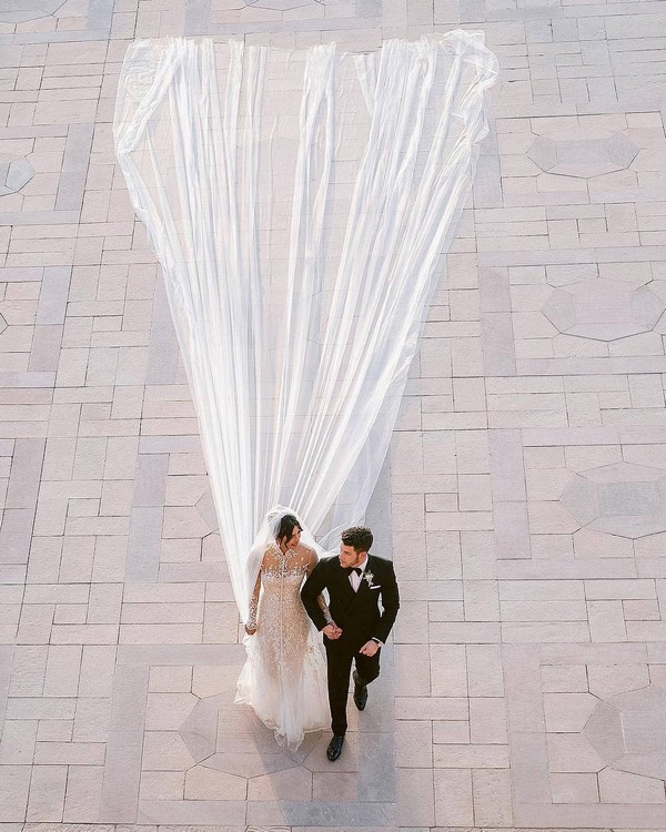 Romantic Wedding Photo Ideas with Your Bridal Veil