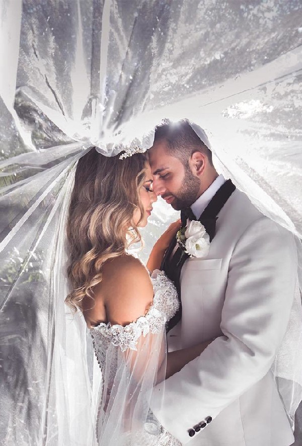 creative wedding photo ideas poses couple under veil emiliobphotography