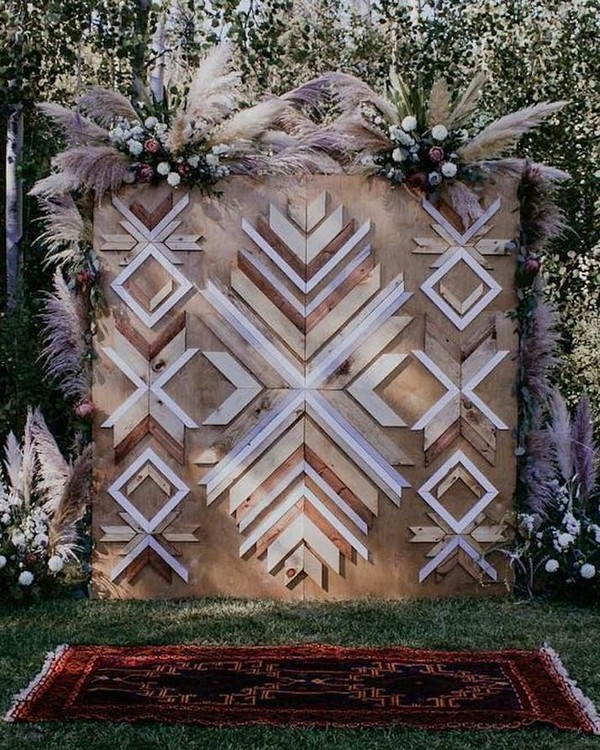 boho pampas grass and wooden wedding backdrop12_1