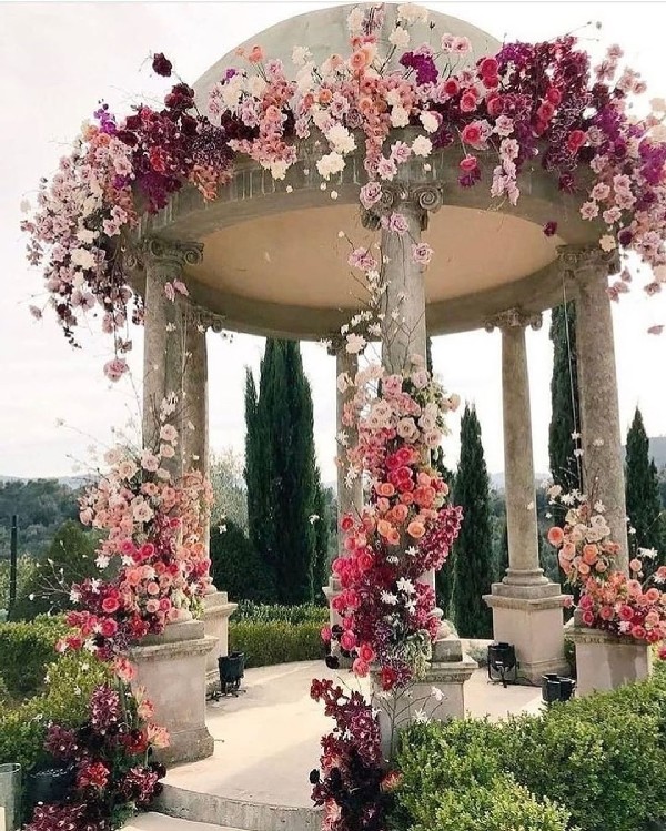 cinnamon rose wedding ceremony decor