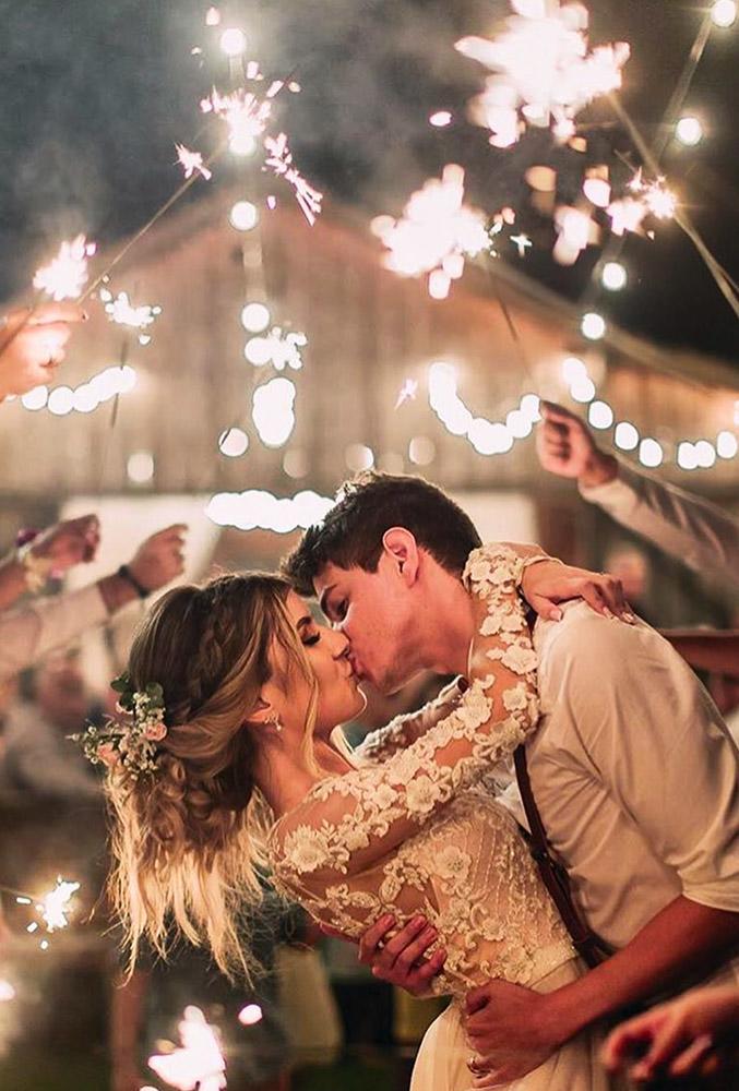 sparkler photo ideas tips evening kiss