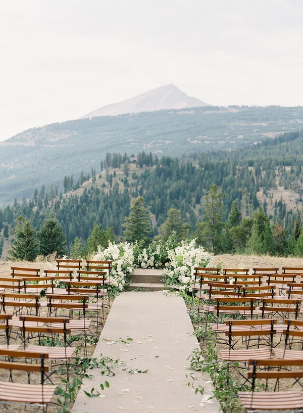 simple mountain wedding ceremony decor ideas