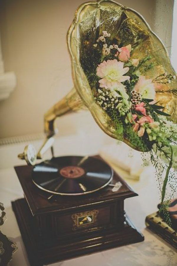 vintage phonograph wedding decor ideas