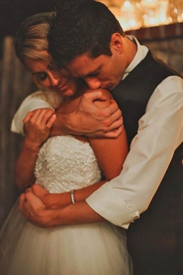 Romantic wedding photography ideas- love kiss on her shoulder