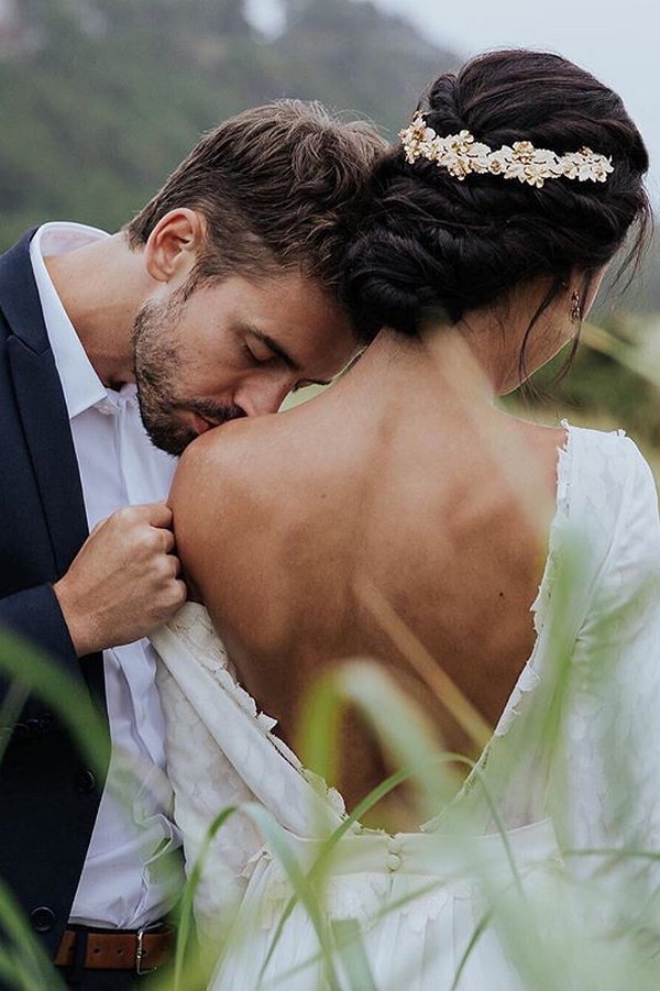 Romantic wedding photography ideas- love kiss on her shoulder