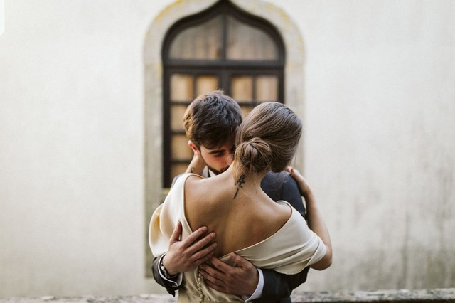 Romantic wedding photography ideas- love kiss on her shoulder