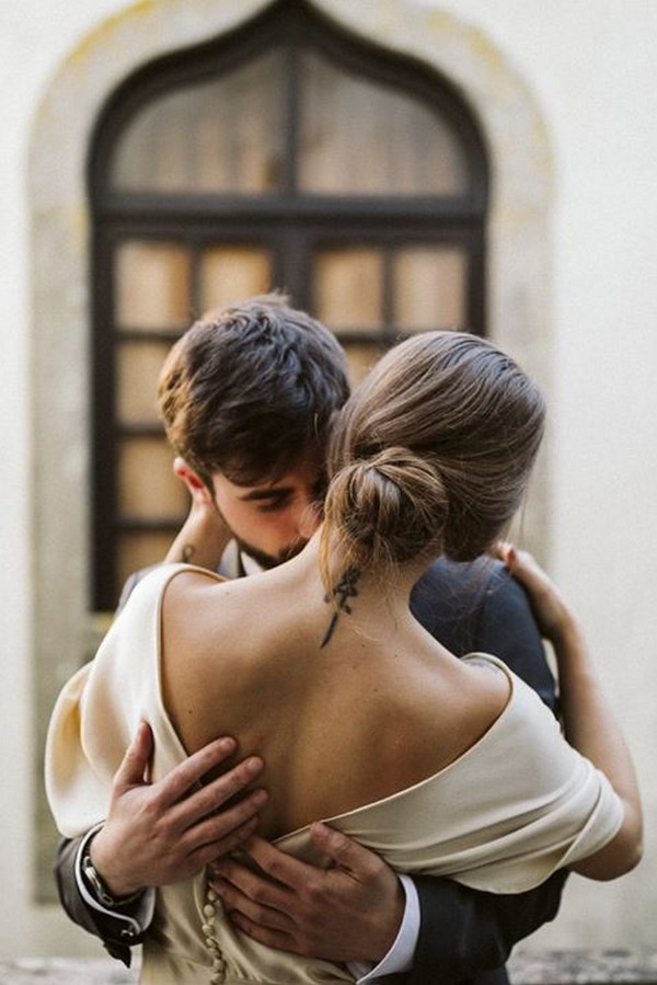 Romantic wedding photography ideas- love kiss on her shoulder