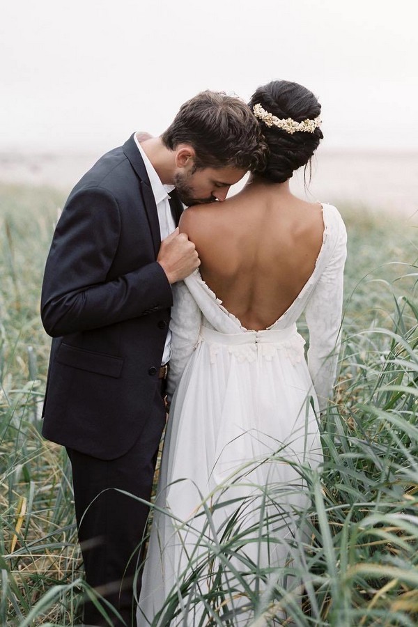 Romantic wedding photography ideas- love kiss on her shoulder