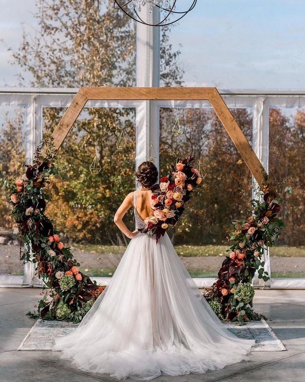 20 Modern Geometric Wedding Arch Ideas 7 Geometric burgundy fall wedding backdrop