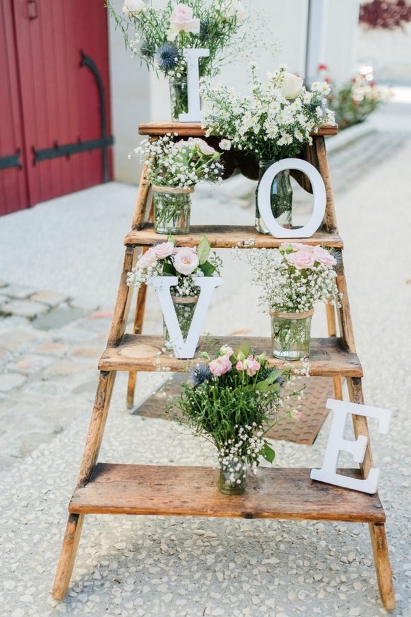 Minimalist wedding decor for an authentic celebration