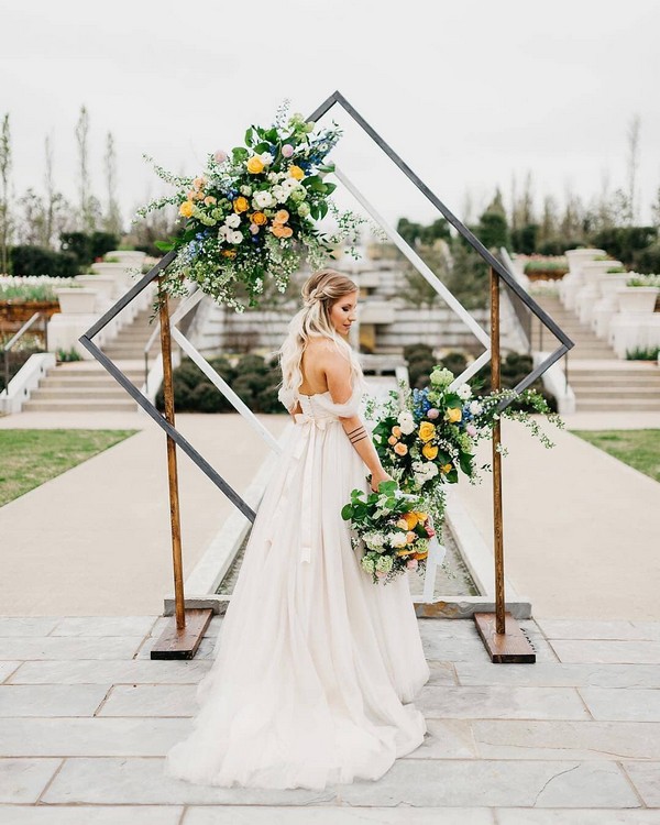 Top 5 Geometric Wedding Backdrops & Arches 12 modern square greenery wedding backdrop