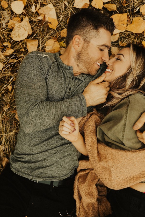 fall engagement photo ideas