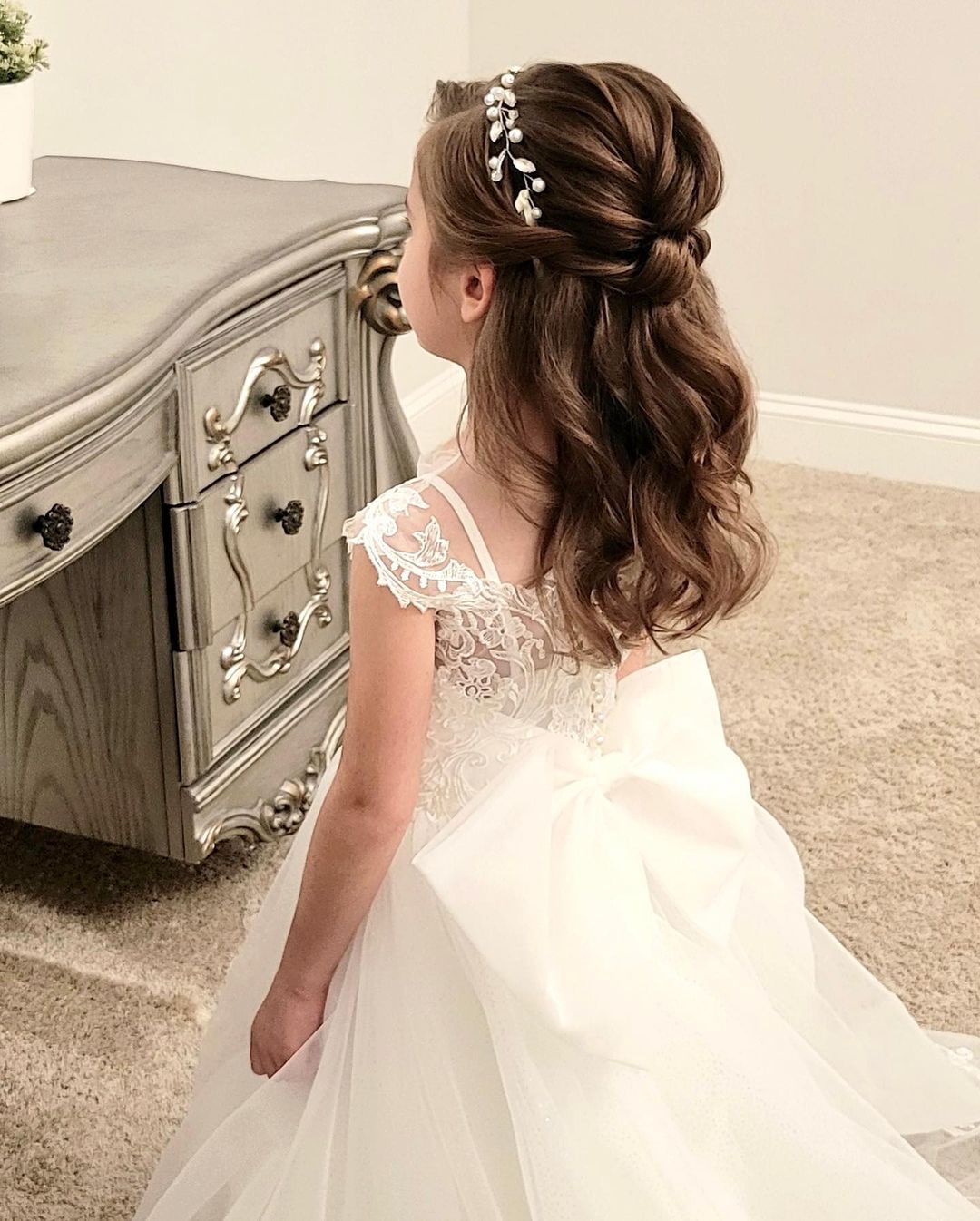 flower girl hairstyle half up half down