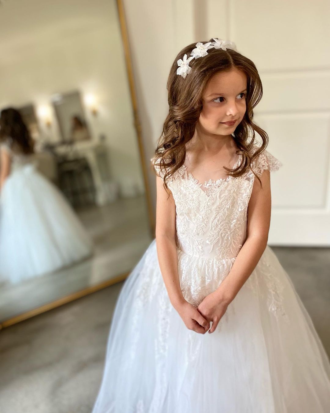 18 Sweet Flower Girl Hairstyles + Hair Accessories She'll Love