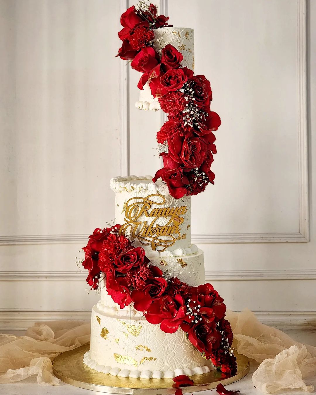 4 tier gold and red roses floating wedidng cake via thedarklove