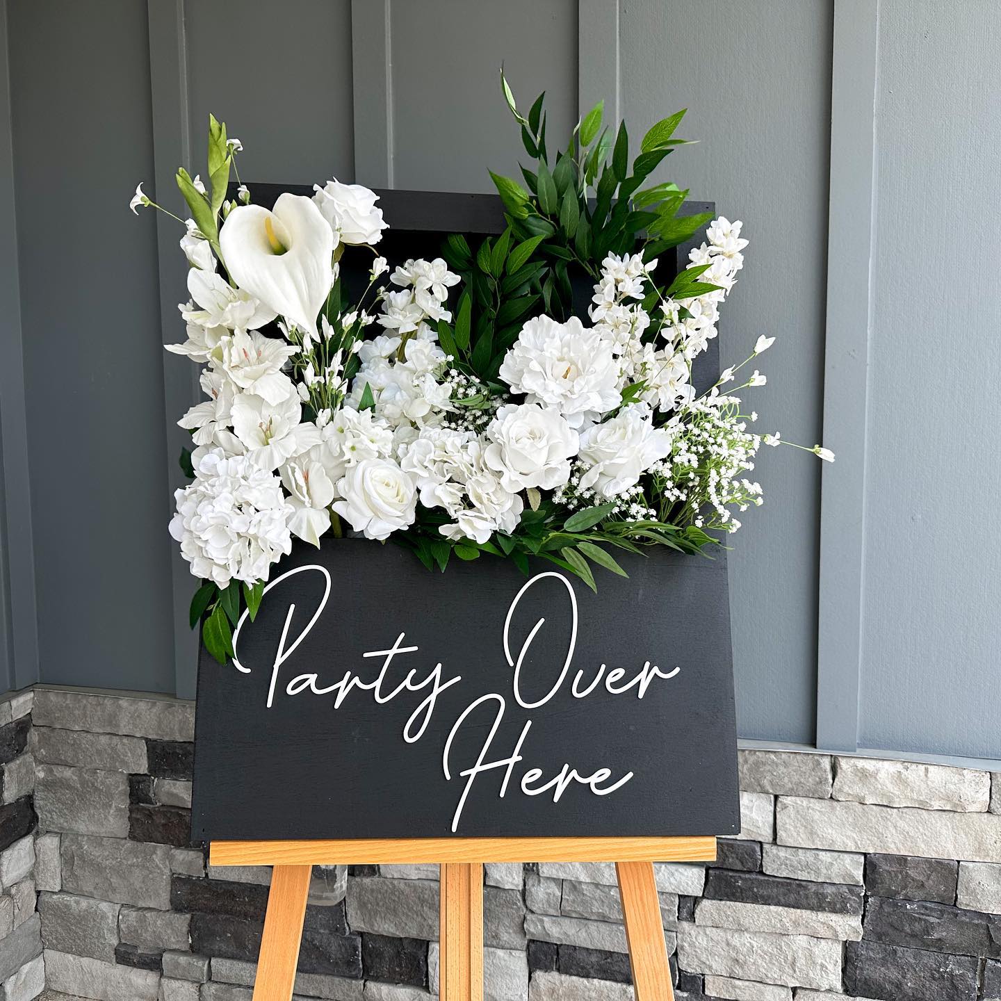 Black and White Flower Box Welcome Sign for Wedding via designbyfaithco