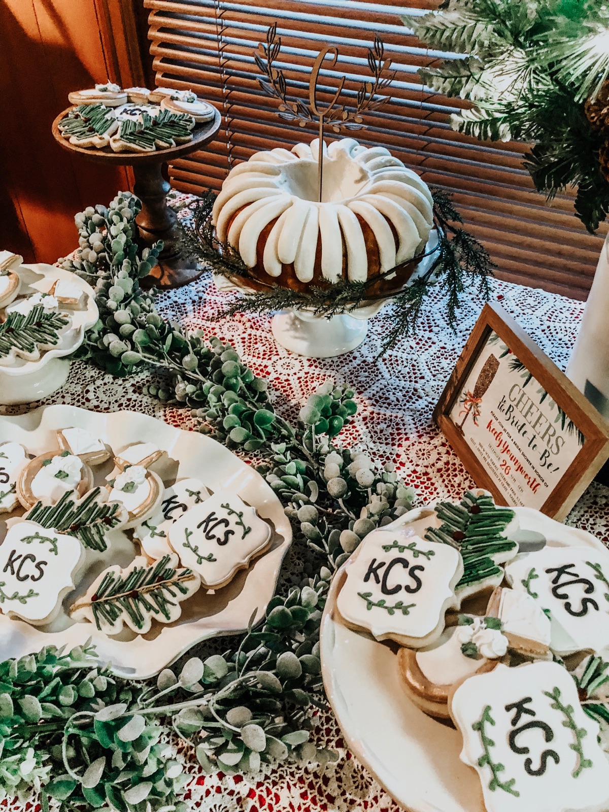 winter bridal shower ideas green and red cookies