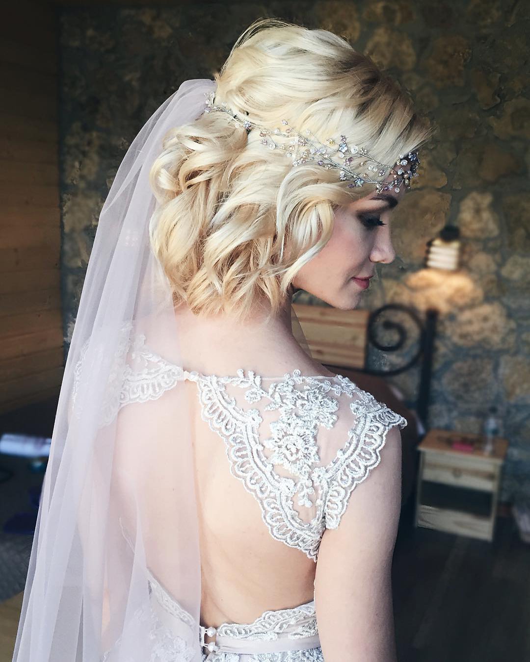 wedding hairstyles for short hair textured blonde bob with veil