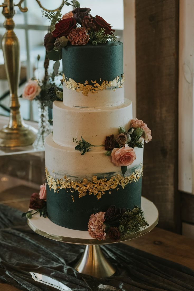 emerald gold wedding cake with burgundy roses