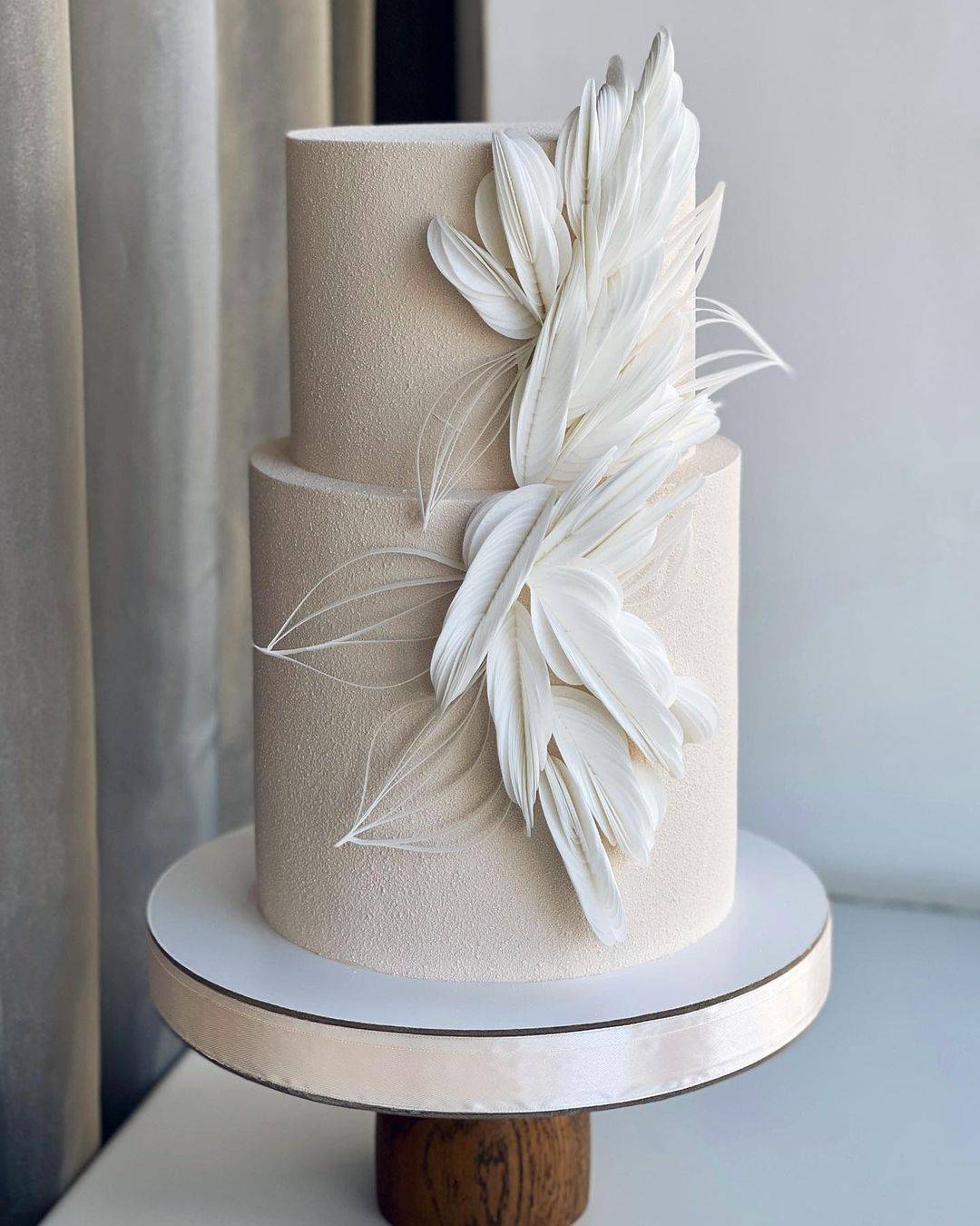 elegant modern 2 tier wedding cake