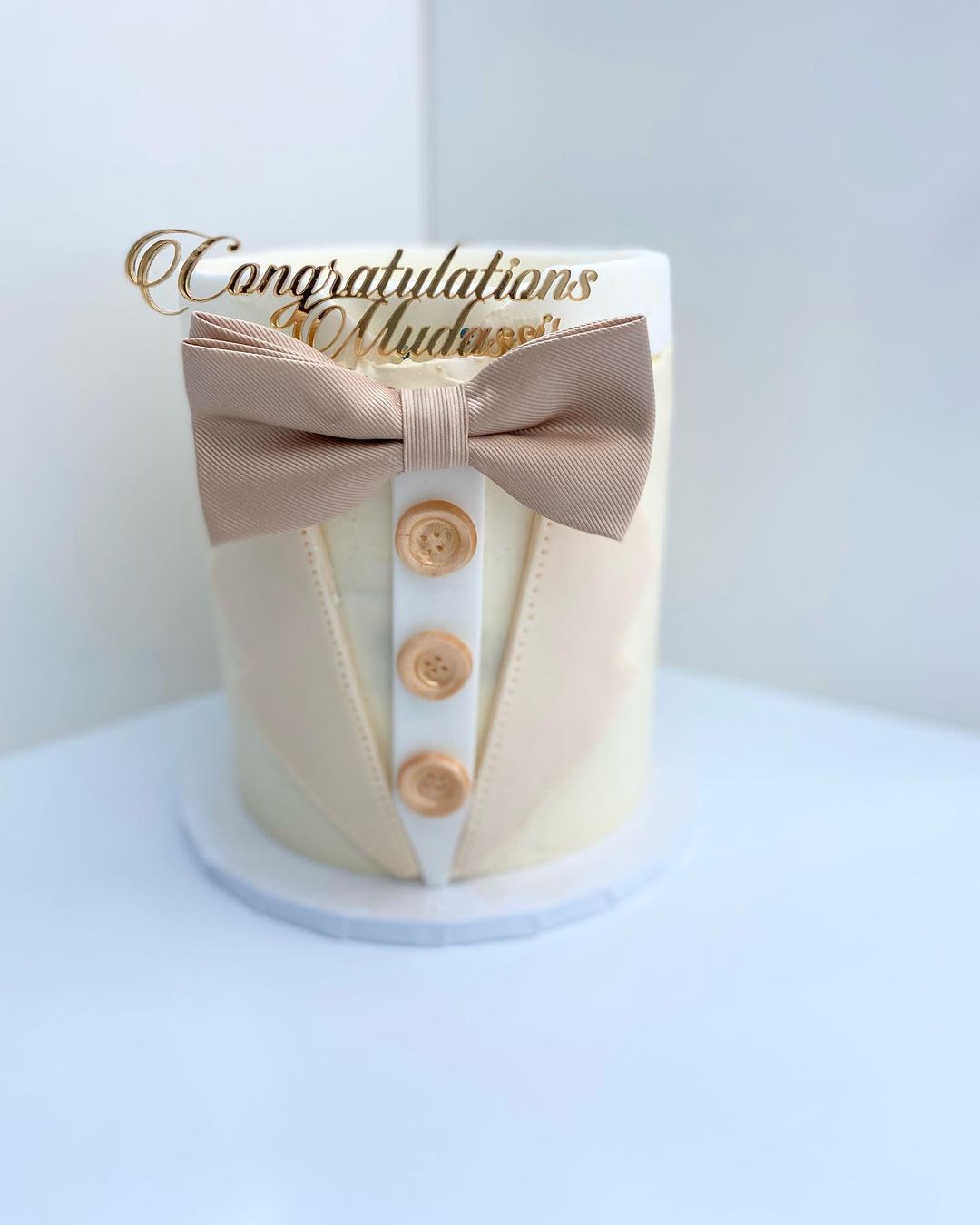 beige suit groom cake via akeefa_thehappybaker