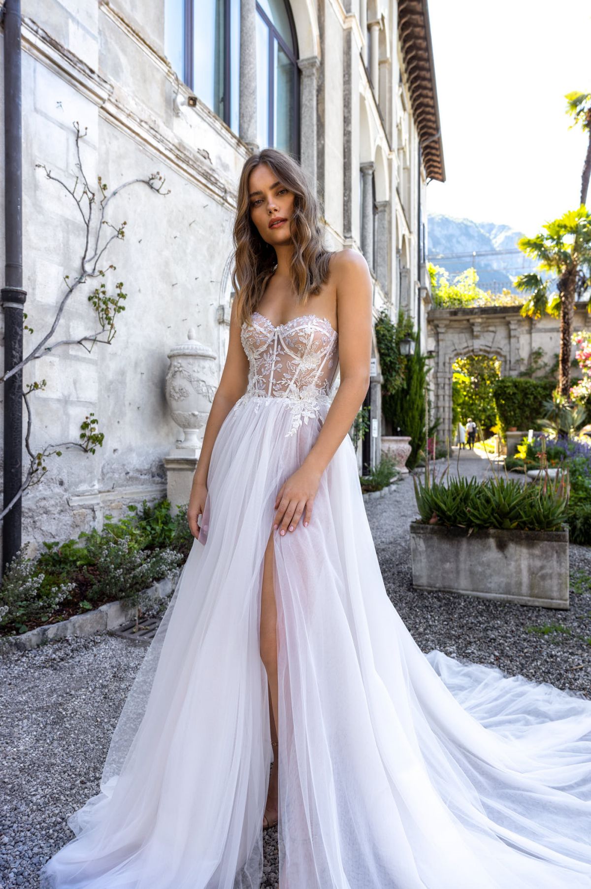 https://www.deerpearlflowers.com/wp-content/uploads/2023/05/corset-lace-and-tulle-summer-beach-wedding-gown.jpg
