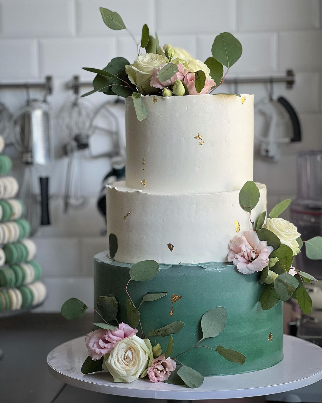 elegant 3 tier emerald modern wedding cake with pink roses via domcine_laskonky