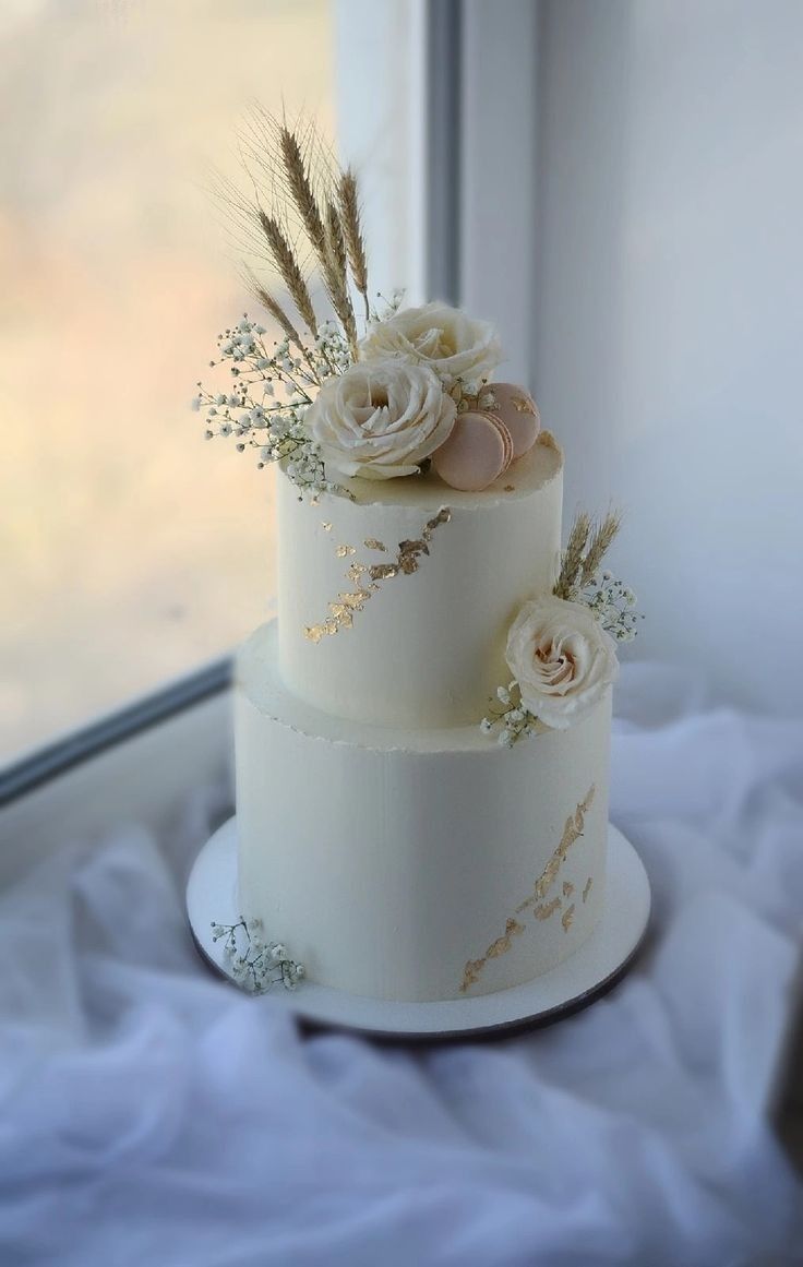 elegant white and gold wedding cake