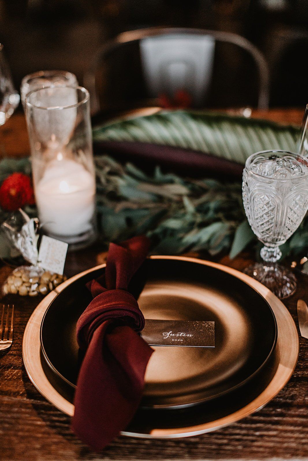 gold and black wedding plates with burgundy napkin for fall wedding
