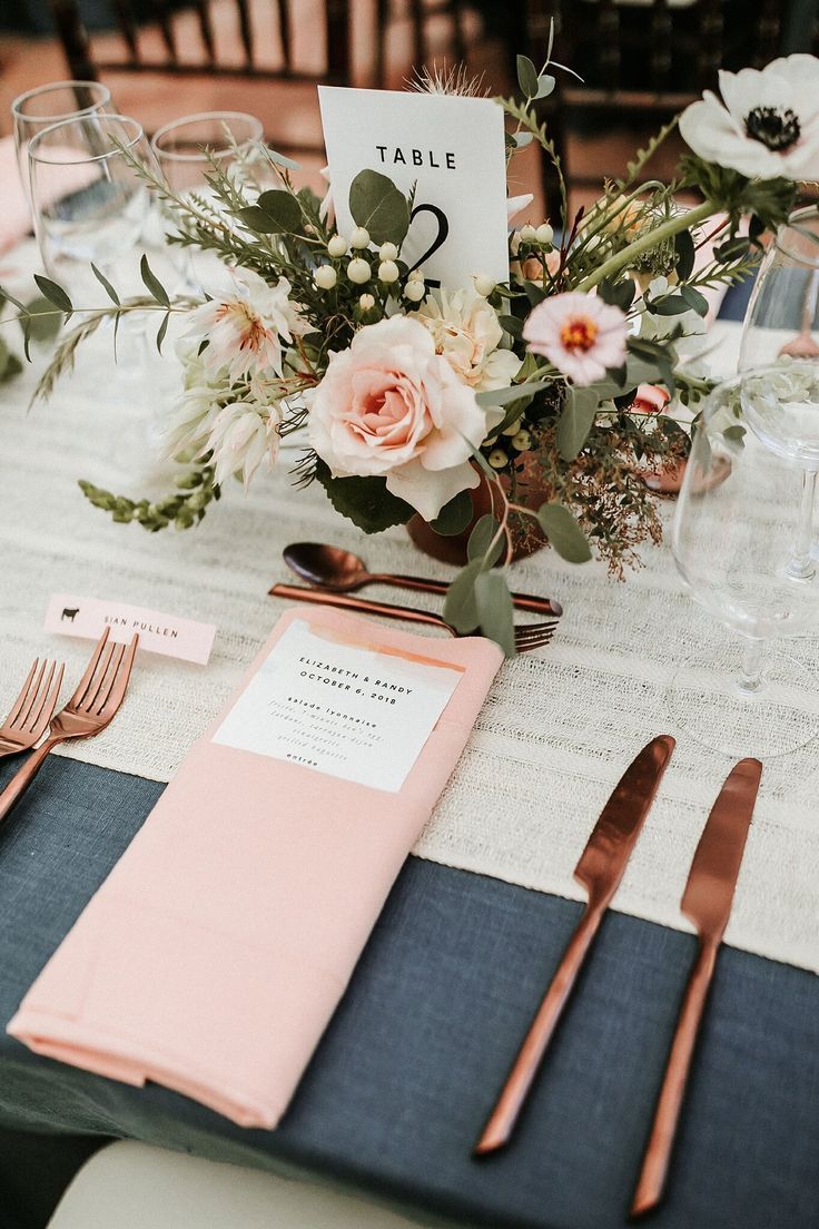 navy blue tablecloths with blush pink napkins
