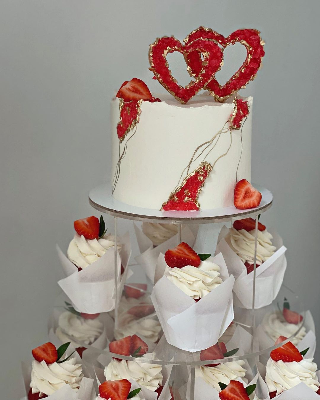 red heart geode wedding cake with couple cakes via victoria__desserts