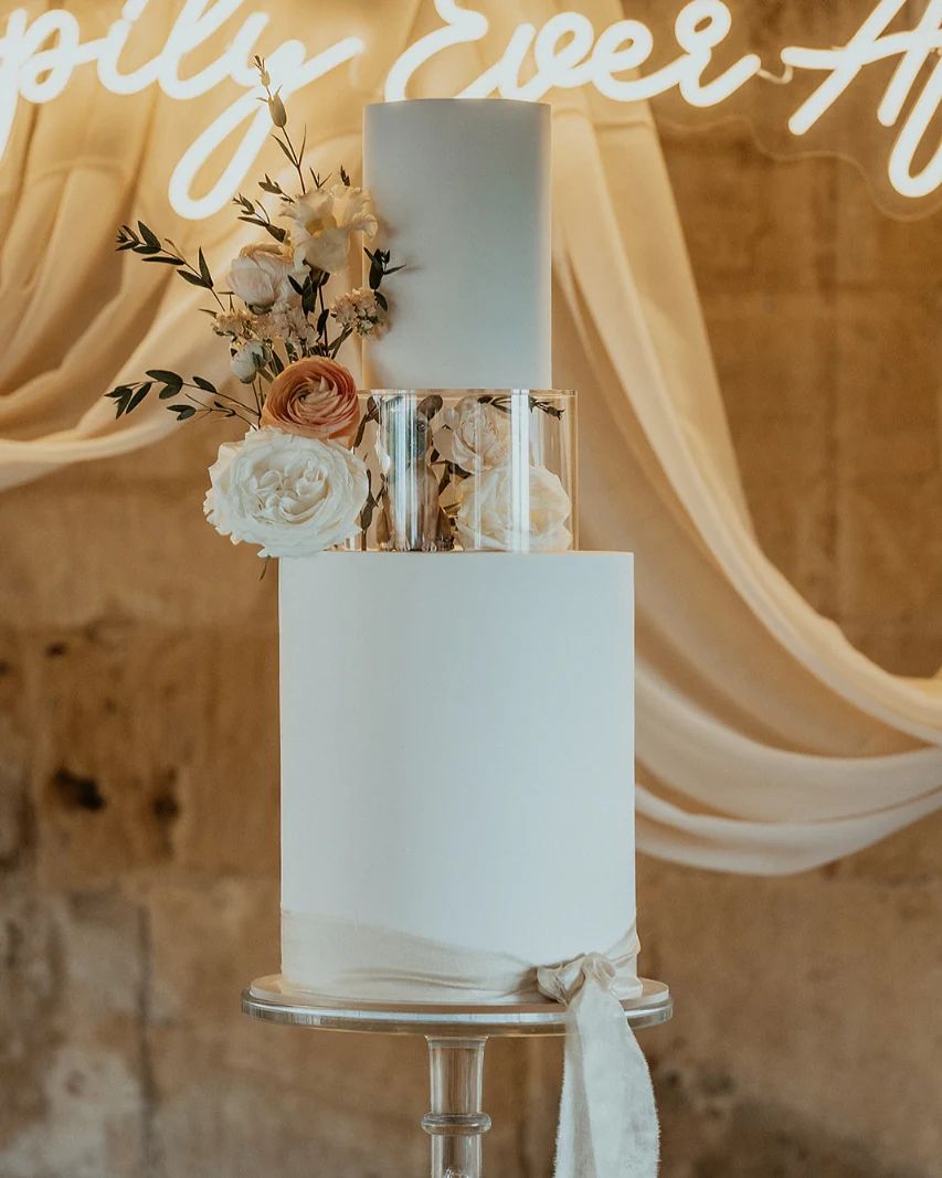 simple elegant wedding cake with acrylic flower box via perfectcakesco