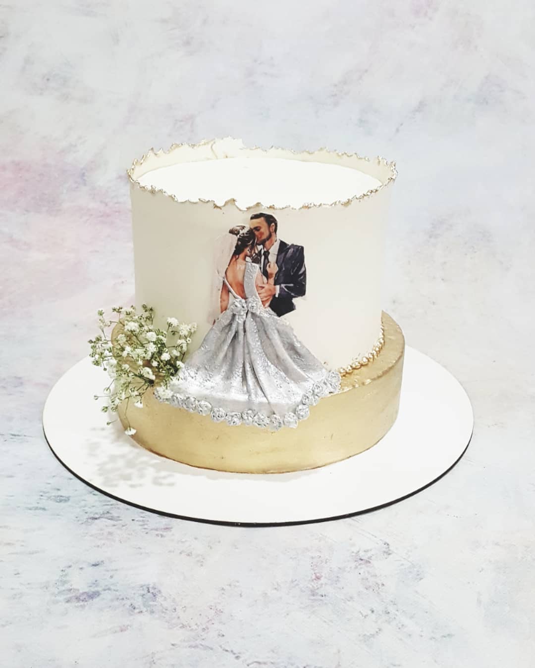 simple one tier white and gold wedding cake with paint couple via fady.cake