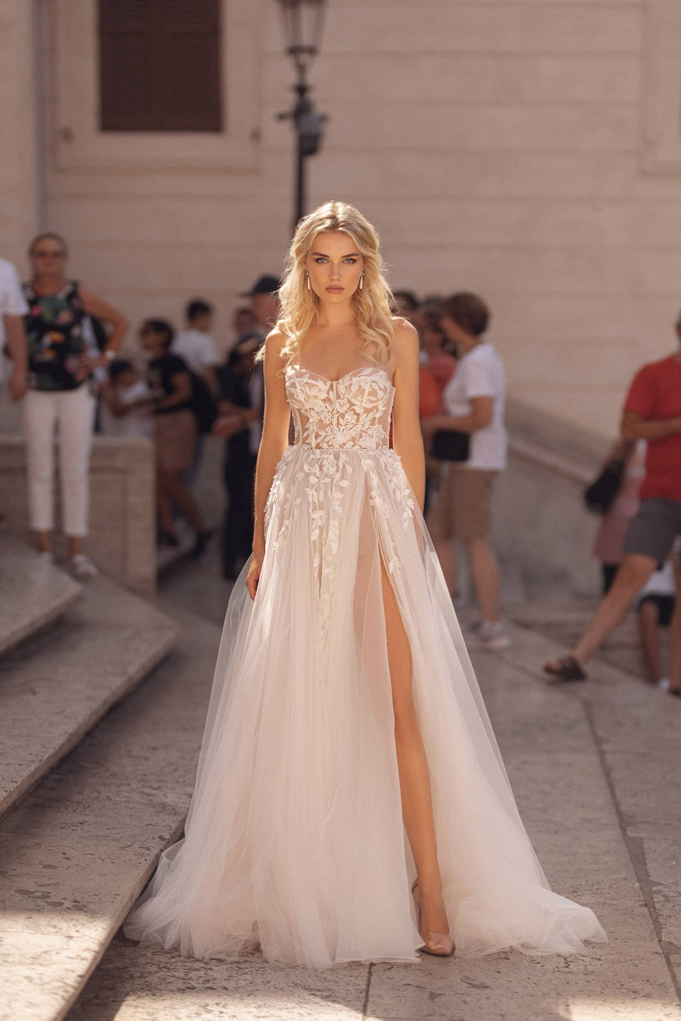 simple strapless lace and tulle summer beach wedding dress