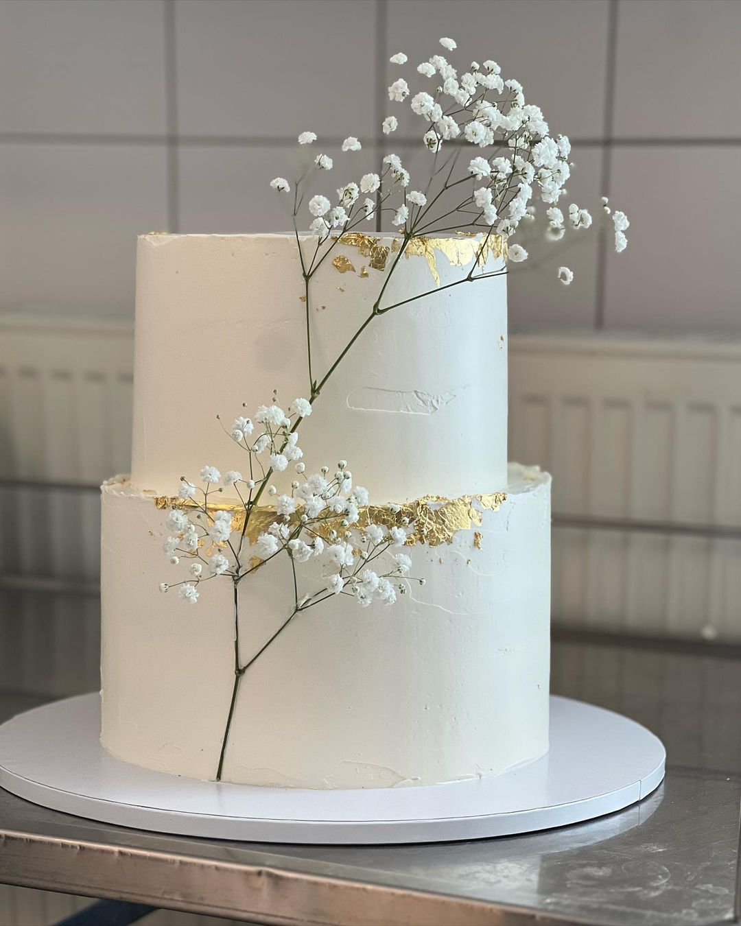 simple white wedding cake with gold foil via domcine_laskonky