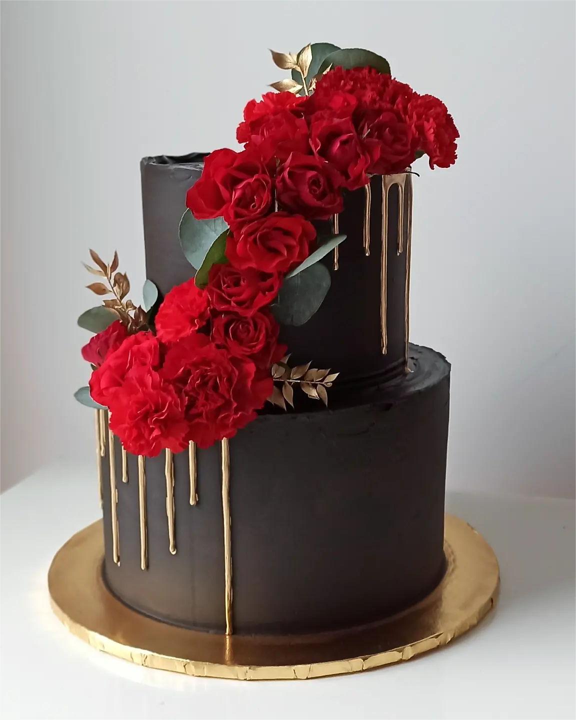 two tier black wedding cake with red flowers via sweetcake.studio
