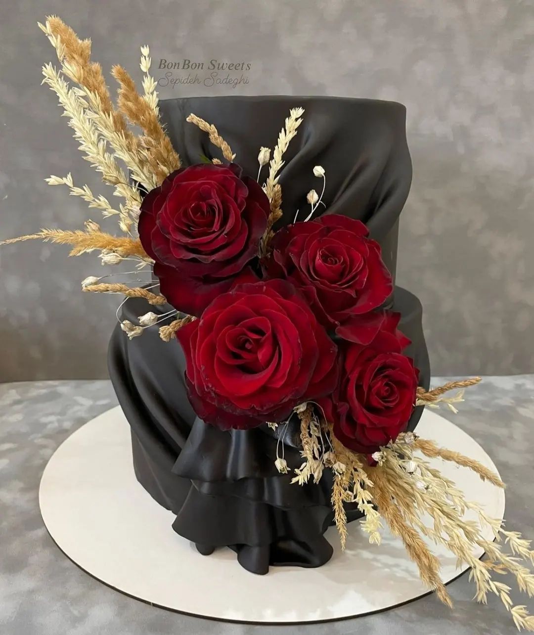 vintage black and red wedding cake via bonbon_sweets_yazd
