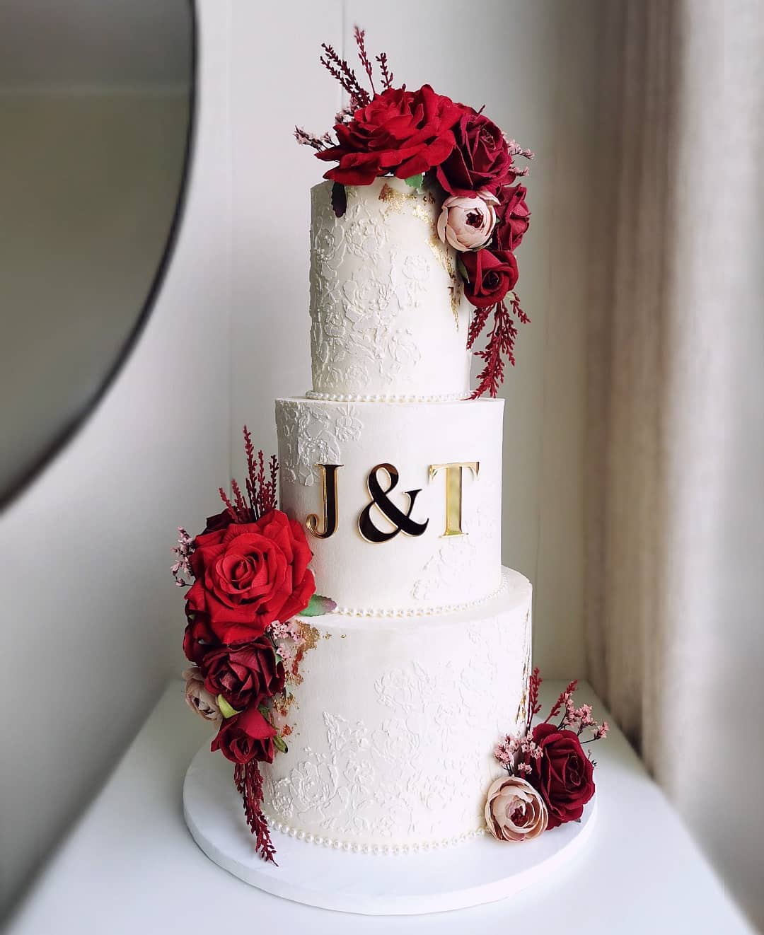 vintage lace pattern wedding cake with red flowers via littlemissfattycakes
