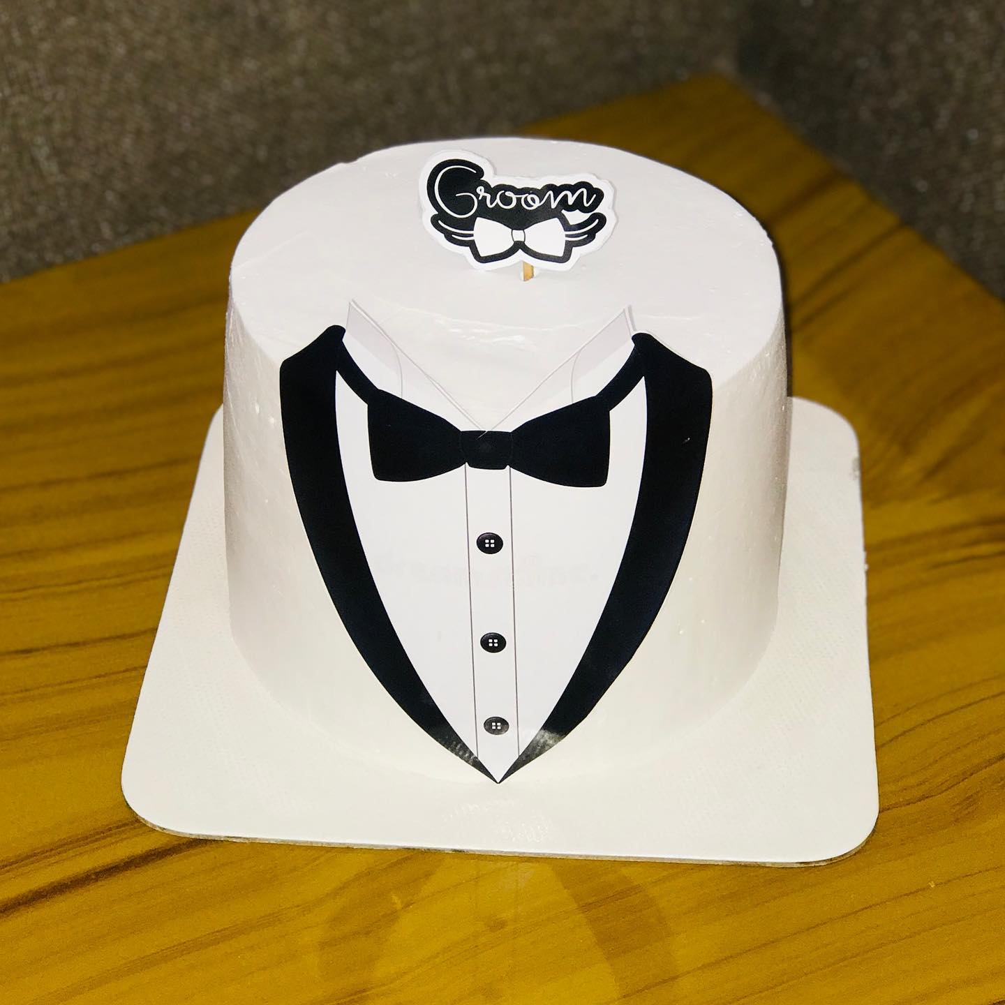 white and black suit groom cake via bistrofocuse_.bakes