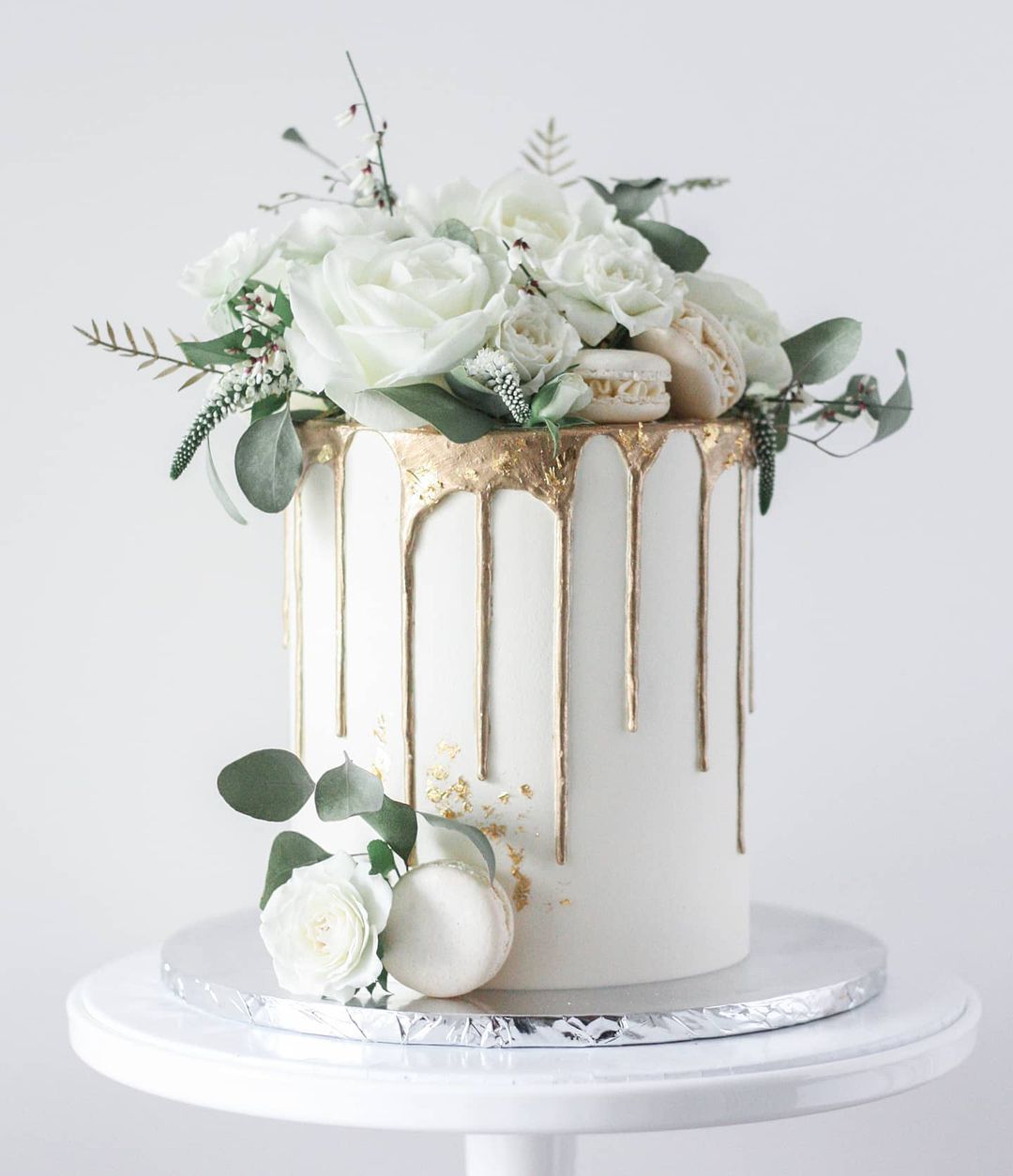 white and gold drip one tier groom cake via sallycoopercakeartist
