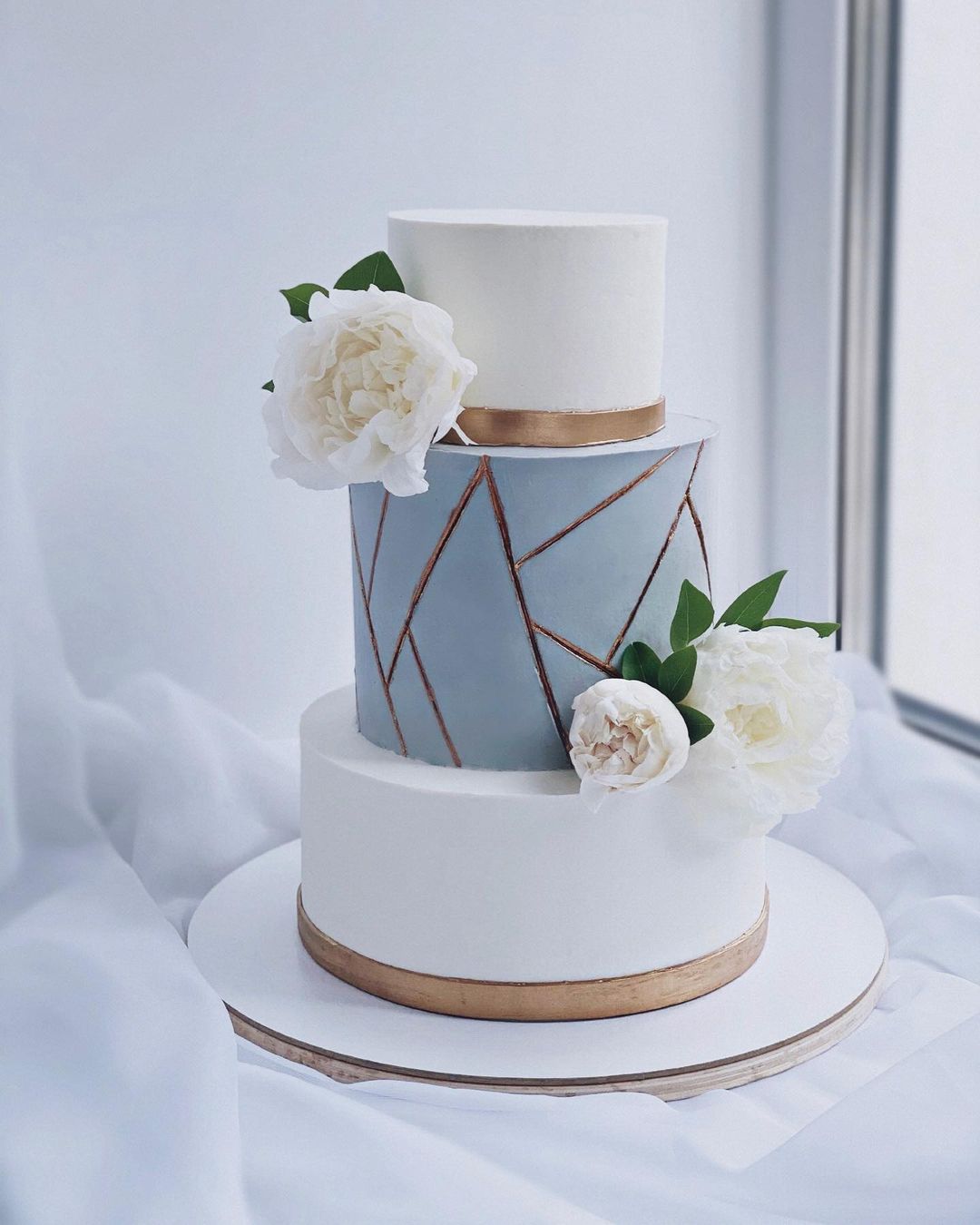 dusty blue and rose gold modern geo wedding cake vai victoria__desserts