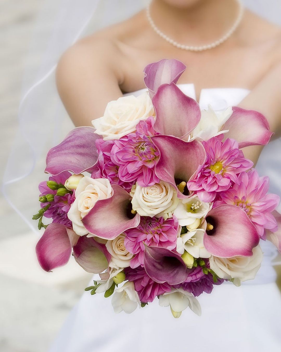 pink calla lily and dahlia wedding bouquet via lapiccolaselva_omegna