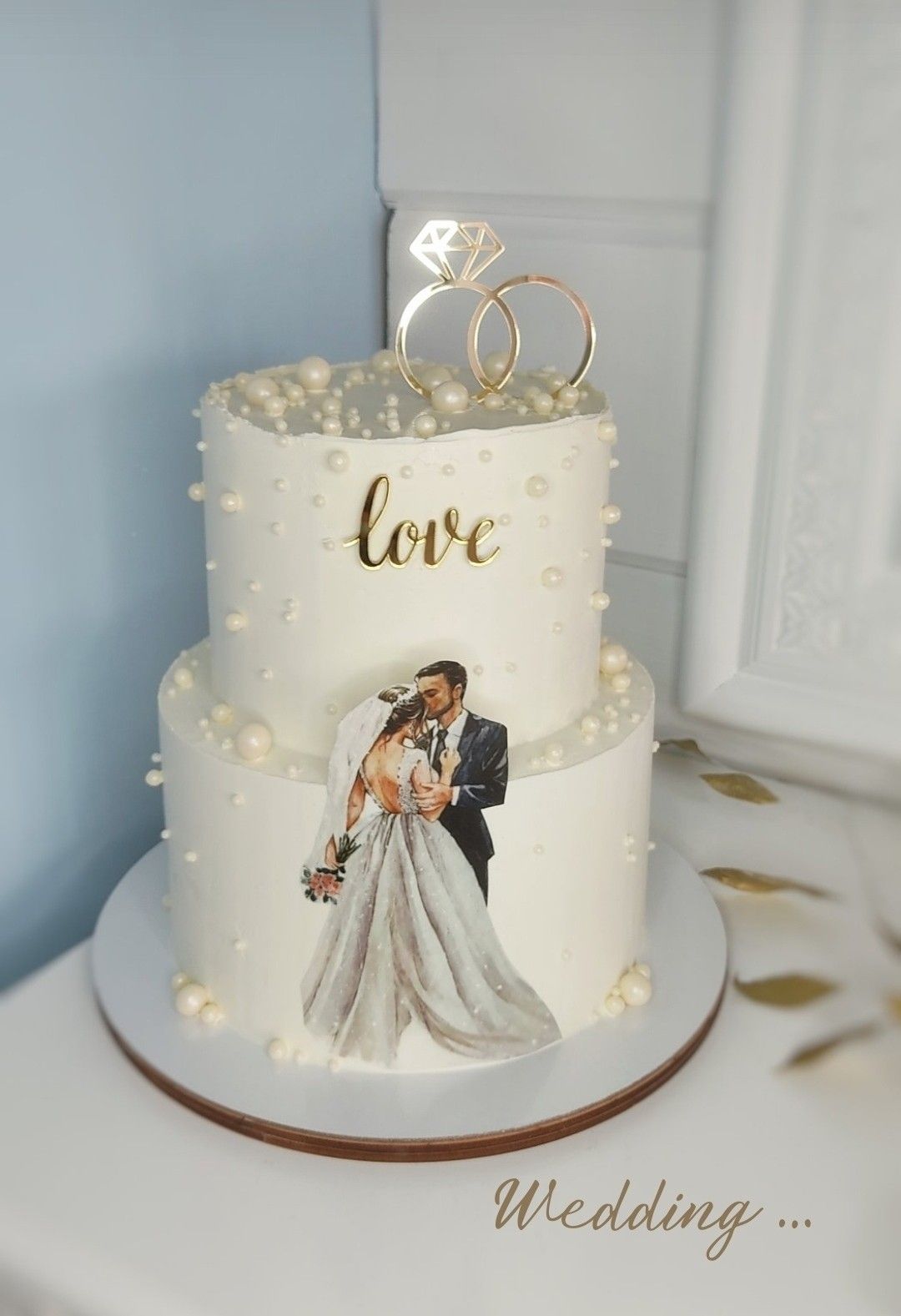 simple elegant pearl beach wedding cake with eatable couple photo