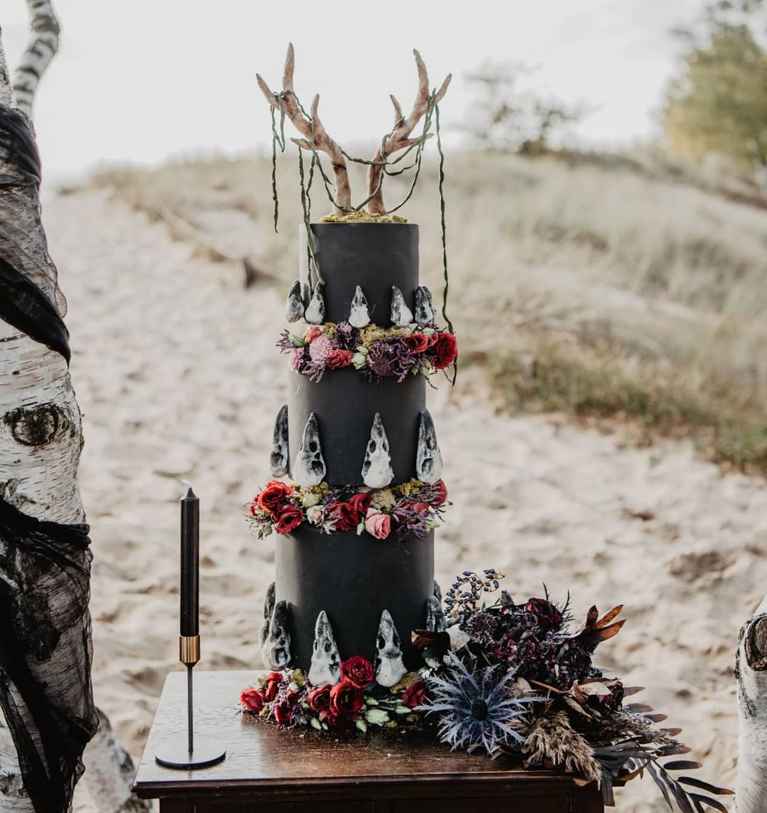 black gothic wedding cake with skull and antler decorating via thecakebaroness