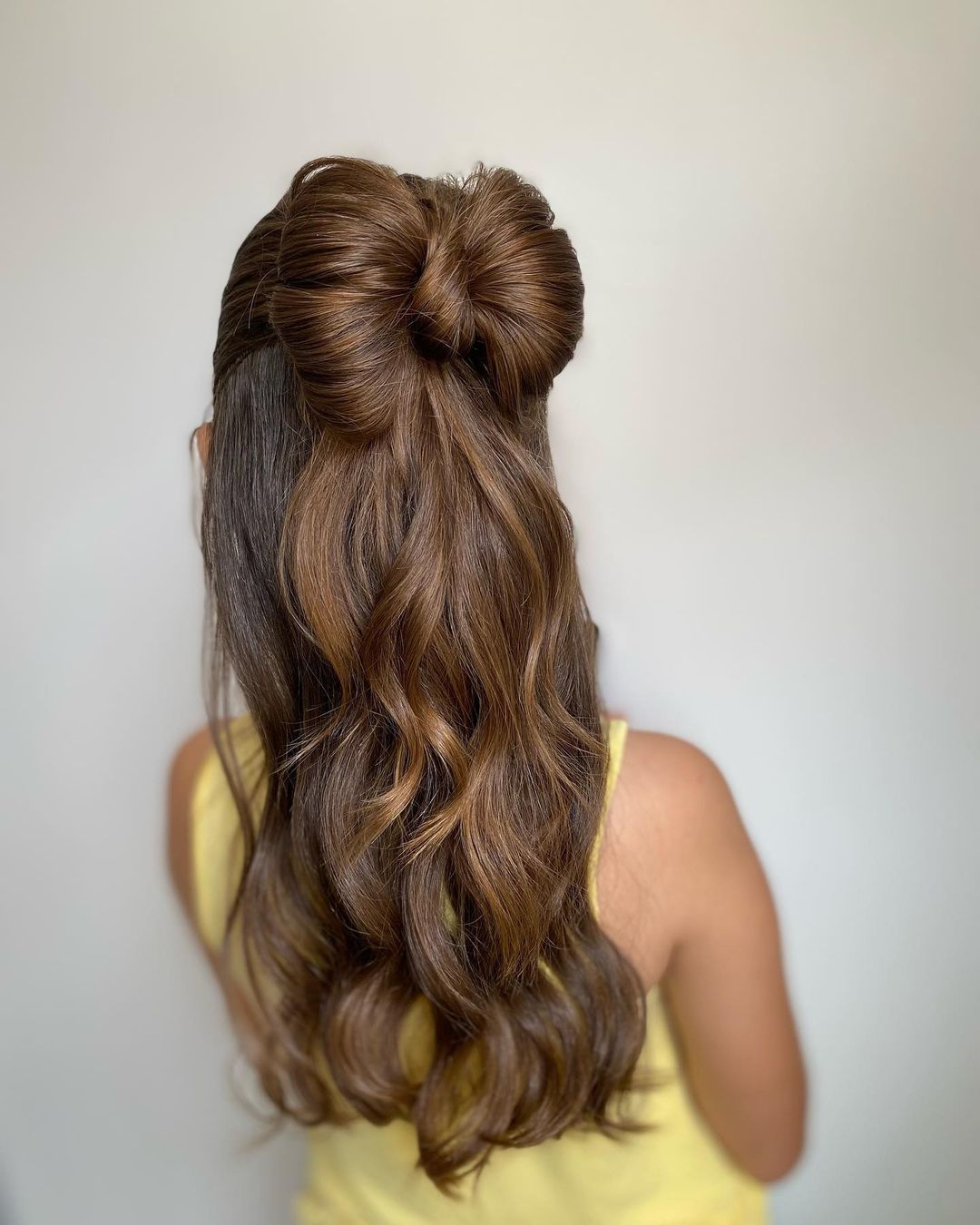 half up half down bow bun homecoming hairstyle via penteadoscintiareis